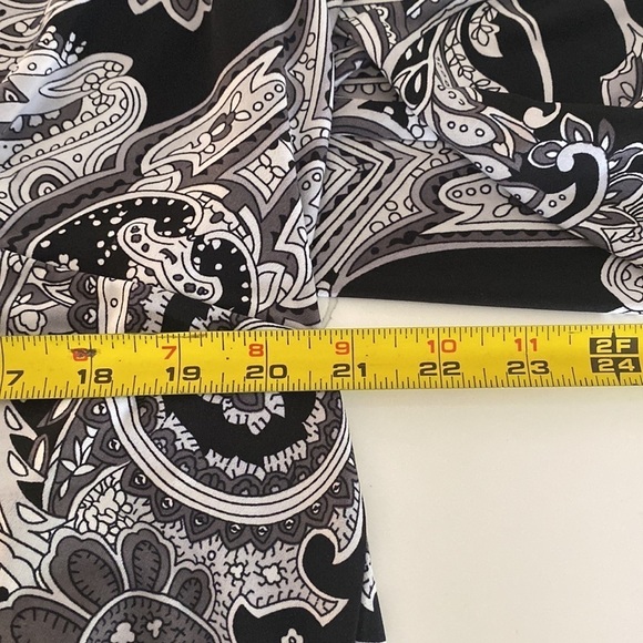 Attitude Women's Plus size V-Neck Empire Cut Black White Top 3/4 Sleeve Si - Picture 7 of 7